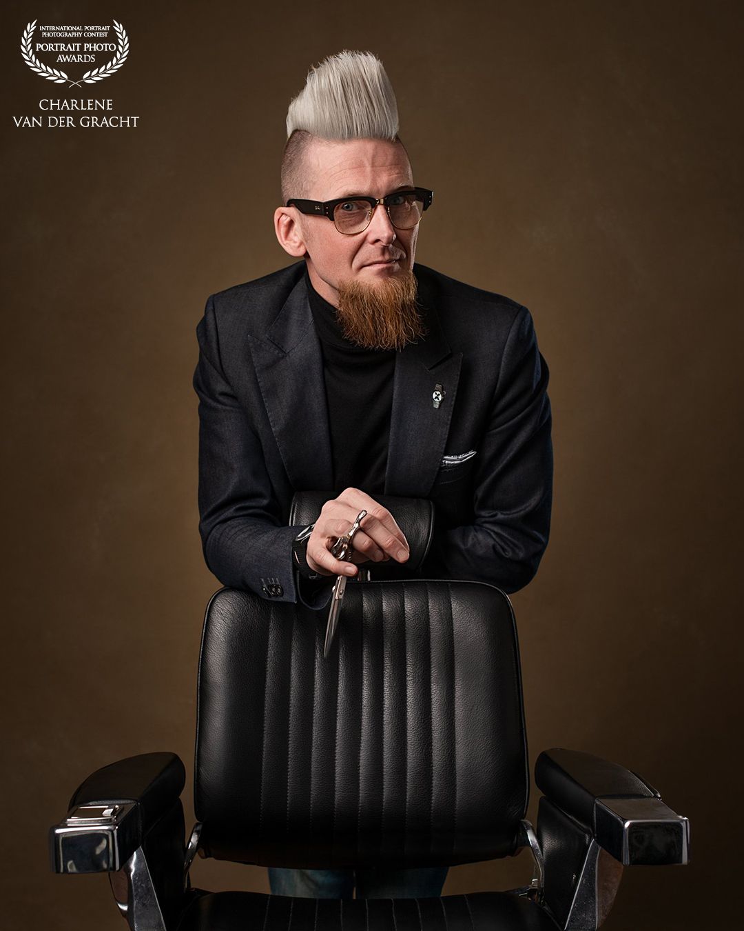 Branding fotoshoot voor een creatief broep. Portret van een kapper met artistieke kenmerken.
