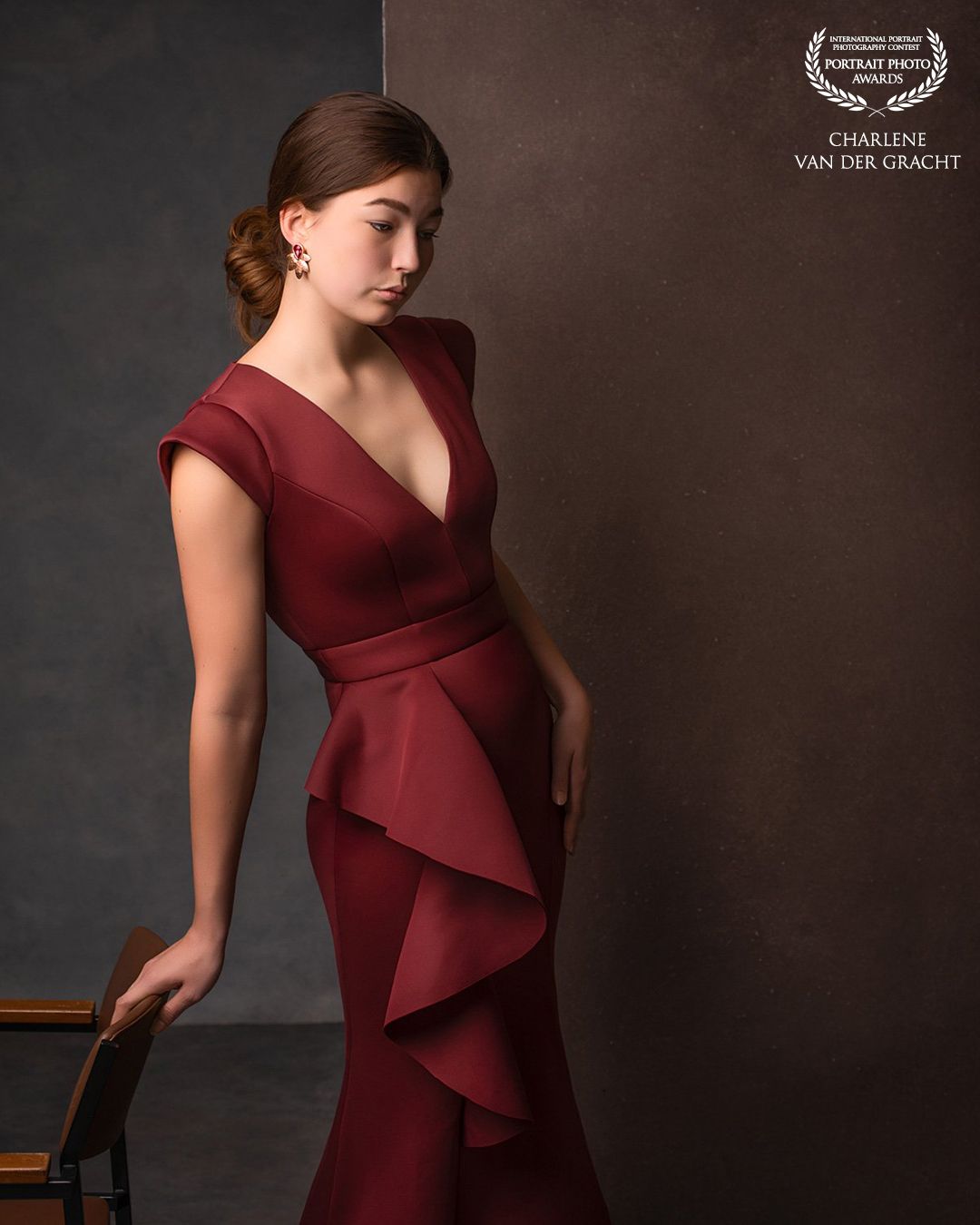 Fashion foto van vrouw in rode jurk. Fotograaf met eigen fotostudio.
