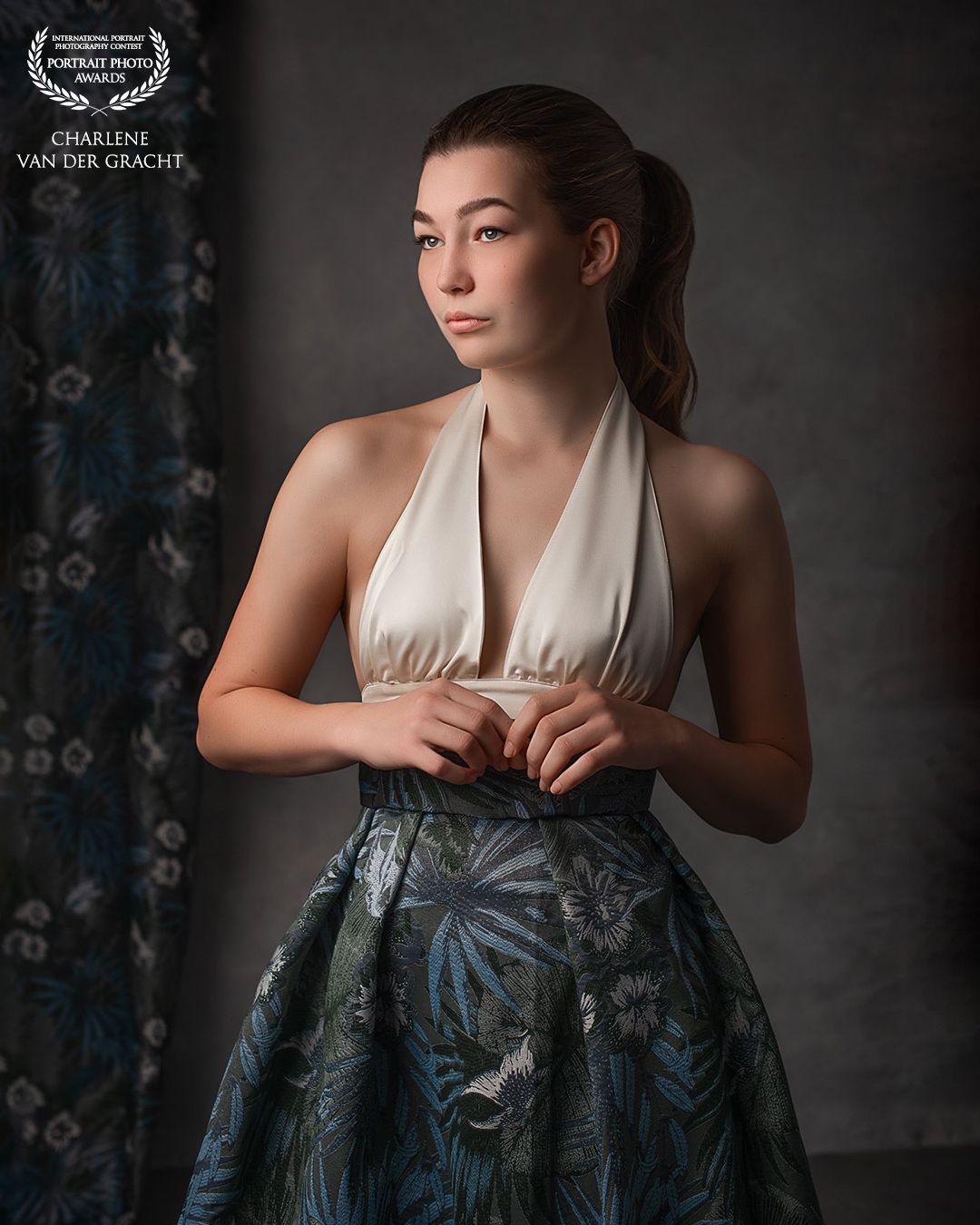 Fashion fotoshoot voor stylisten. Fine art fotosessie met jonge vrouw.