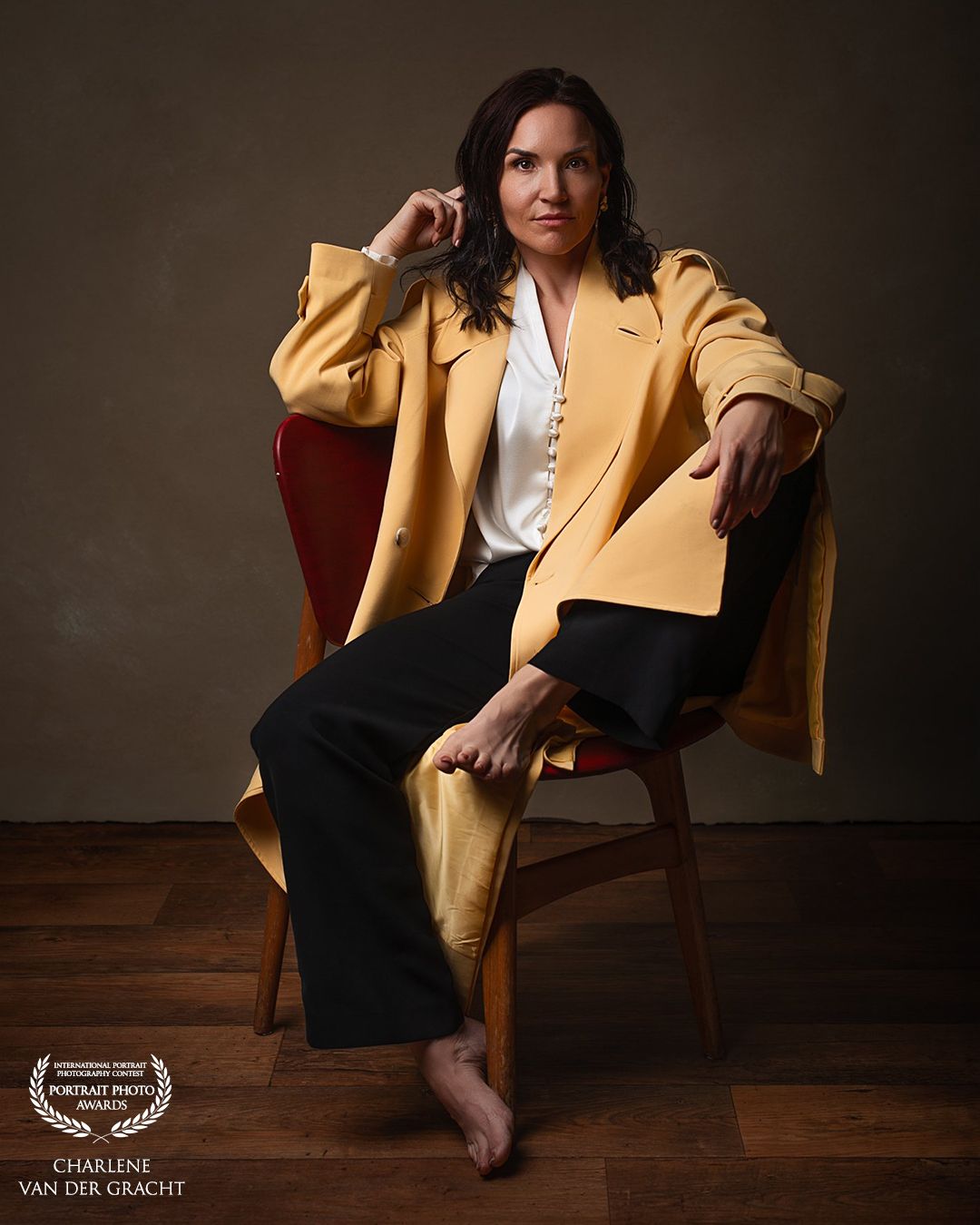 Stoere vrouw in de fotostudio. Branding foto van een creatieve ondernemer. Fashion fotoshoot.