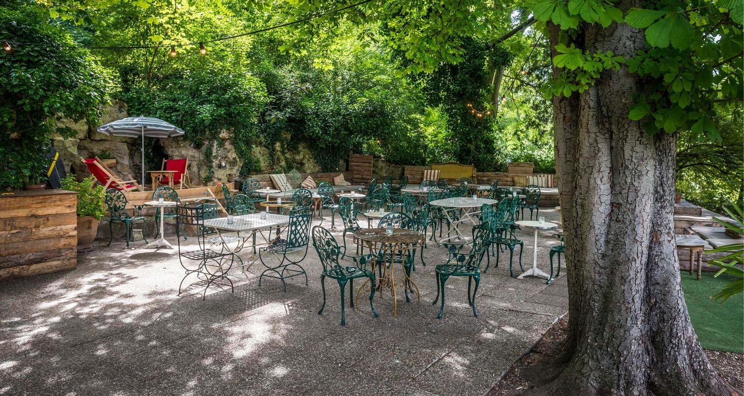 Mesas do bar Perchoir, dentro do parque Buttes Chaumont