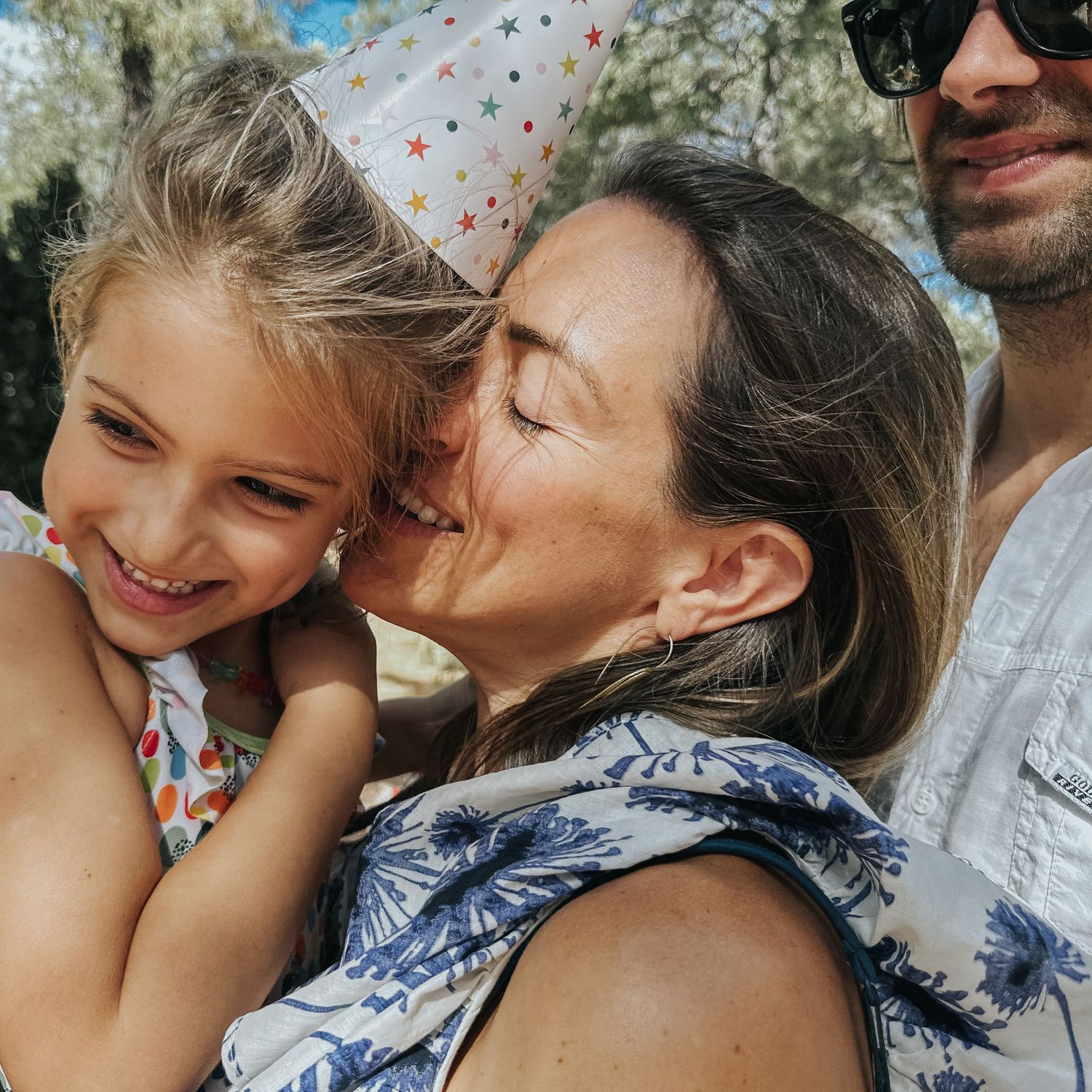 retrato familia junta celebrando cumple de niña en el parque en verano. inmortalice momentos preciosos