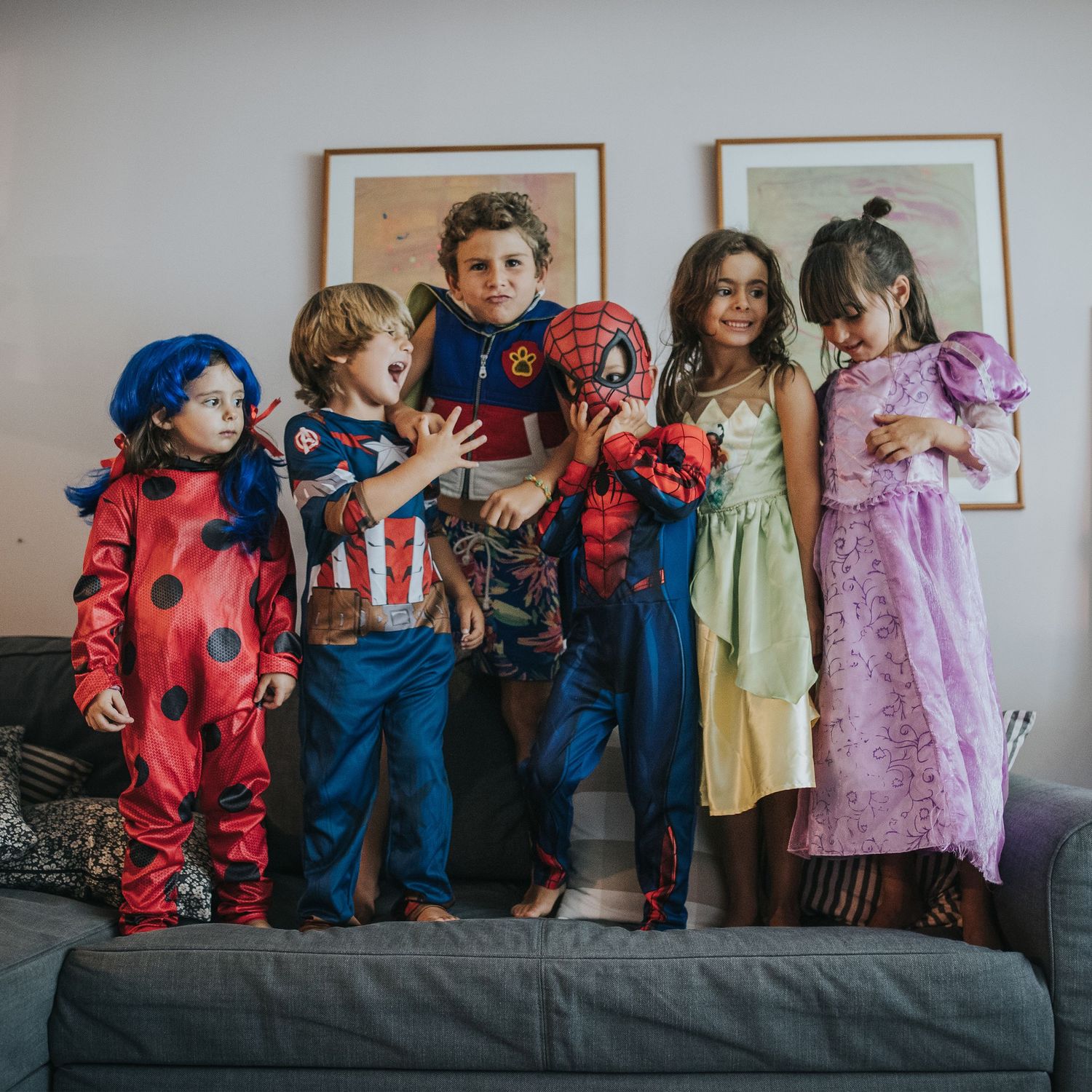 celebración cumpleaños. fiesta de disfraz. grupo de niños disfrazados de super héroes. fiestas en casa. amigos juntos