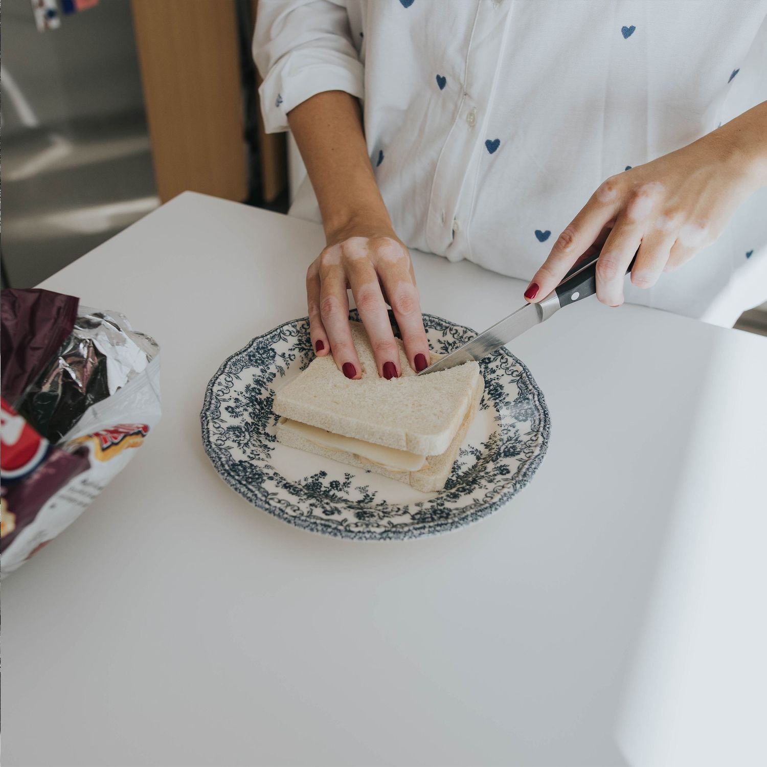 preparativos de la fiesta infantil. mujer preparando los sándwiches del cumple. merienda