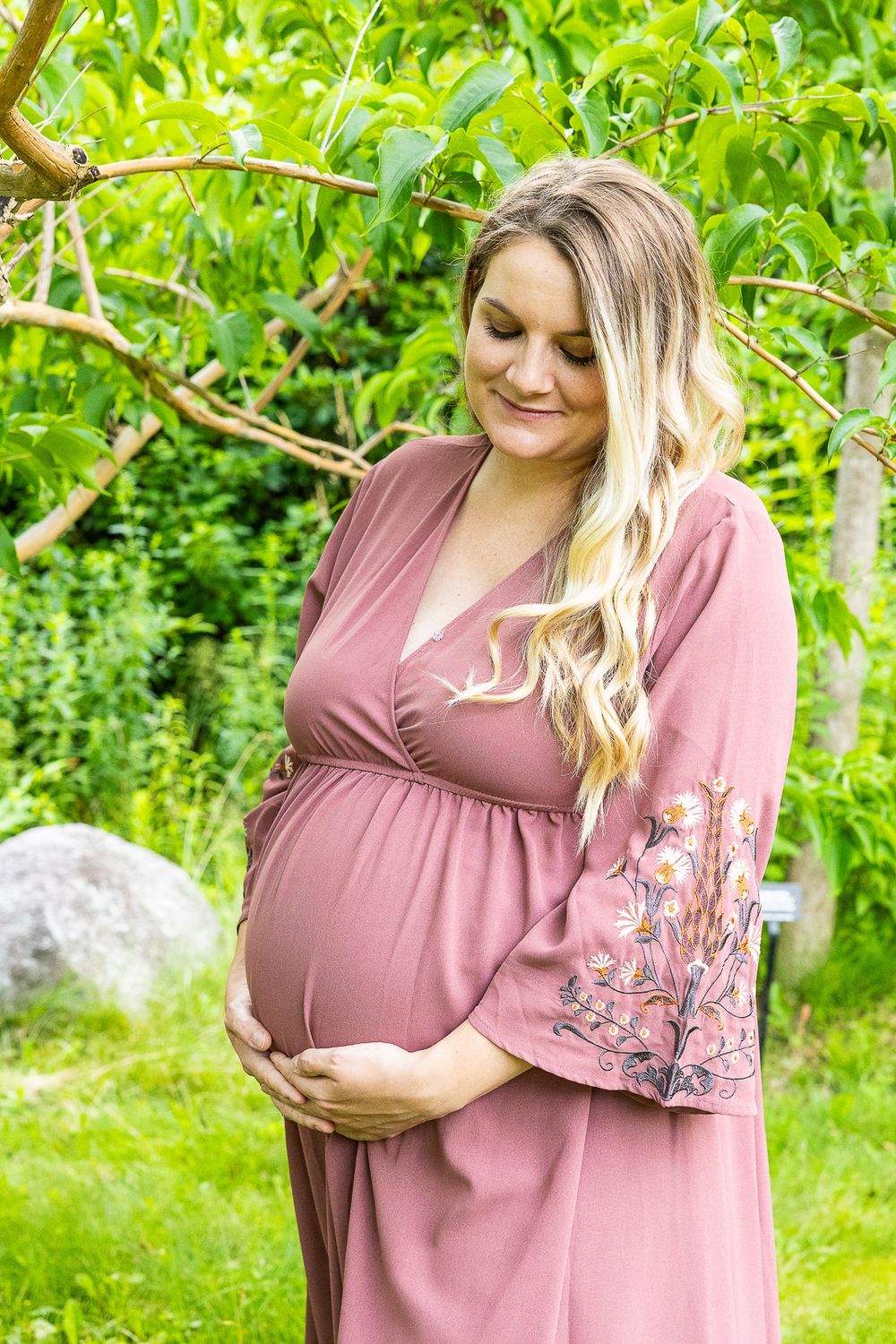 maternity photos, maternity photographer, maternity poses, pregnant mom, pink maternity dress, outdoor maternity session, maternity, gowns