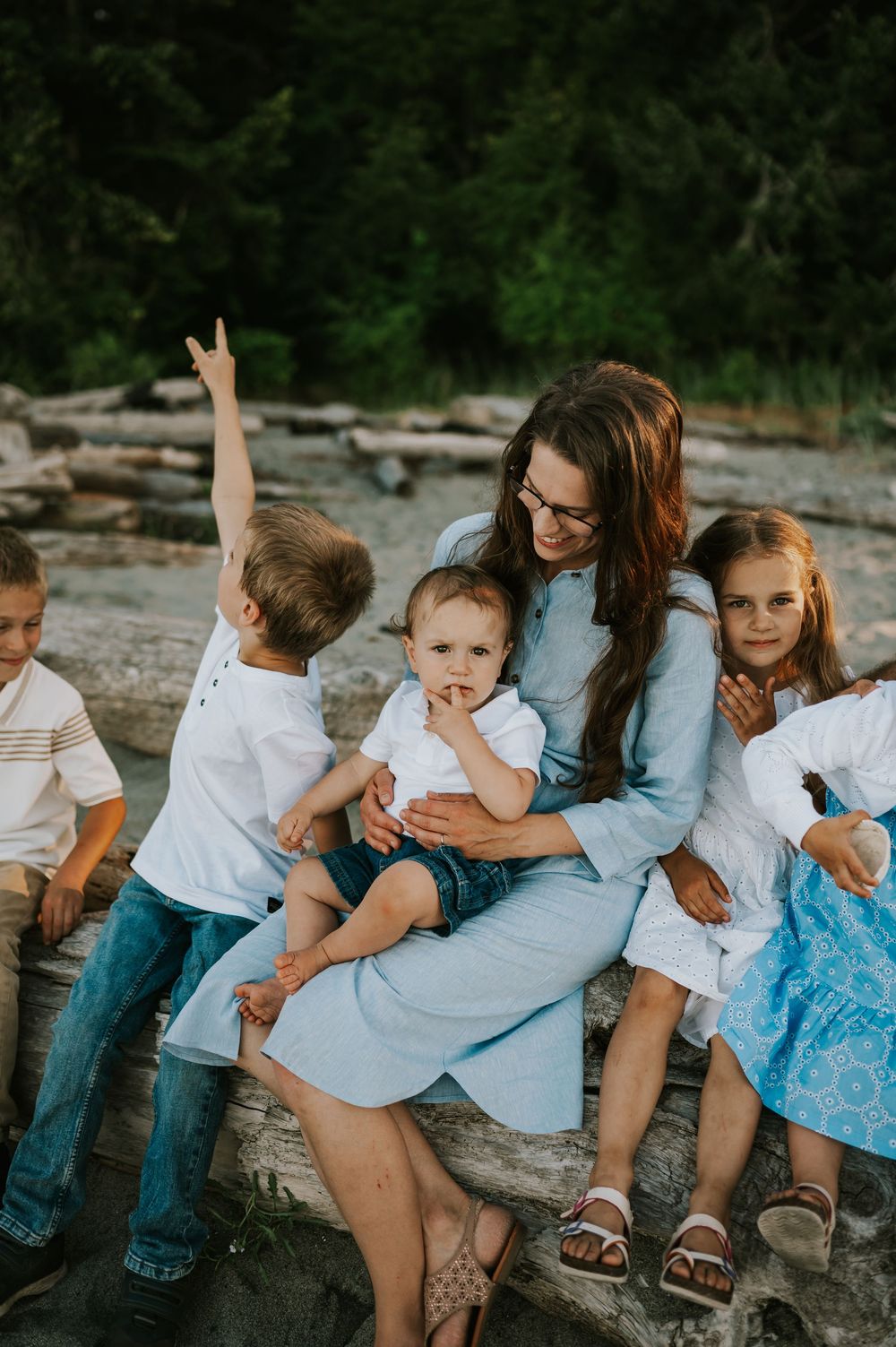 Comox Valley family photoshoot of mom holding babies and kids on Kye Bay Beach. Portraits taken by photographer Soulfull Photographs