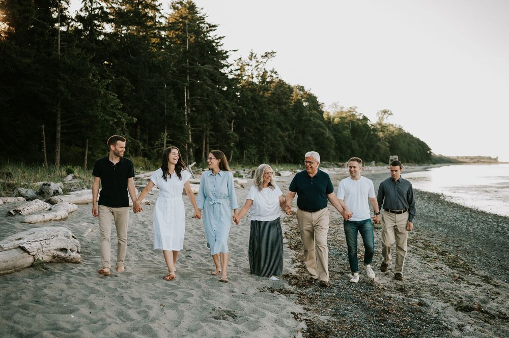 Comox Valley family photoshoot of adult siblings walking on Kye Bay Beach Portraits taken by photographer Soulfull Photographs