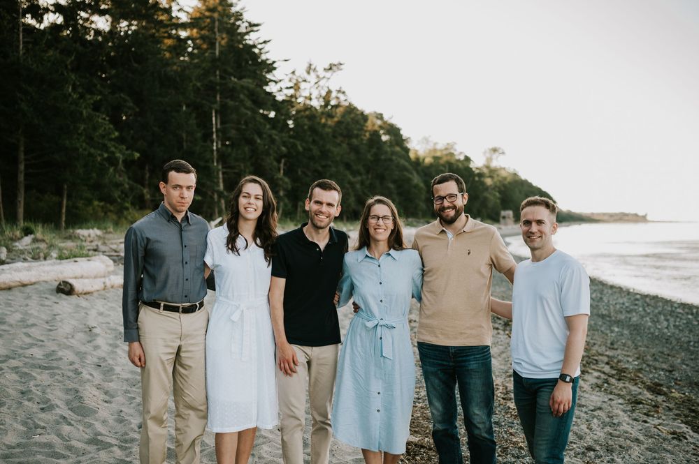Comox Valley family photoshoot of adult siblings on Kye Bay Beach Portraits taken by photographer Soulfull Photographs