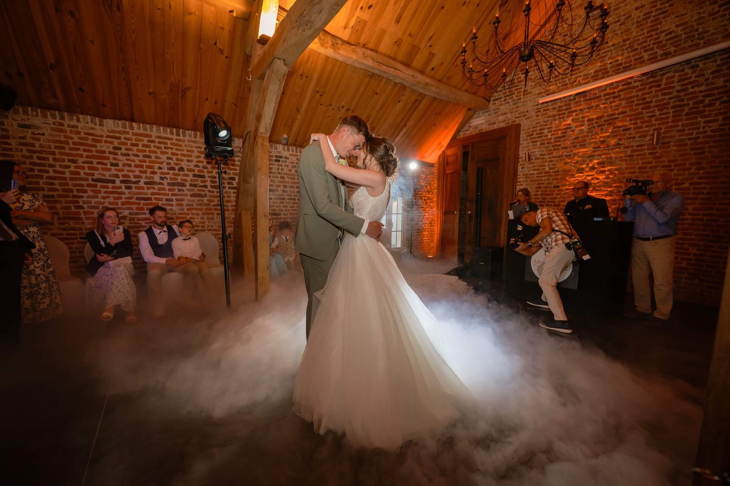 La première danse d'un nouveau couple, entourée par de la fumée au château d'oudoumont avec mr greg dj