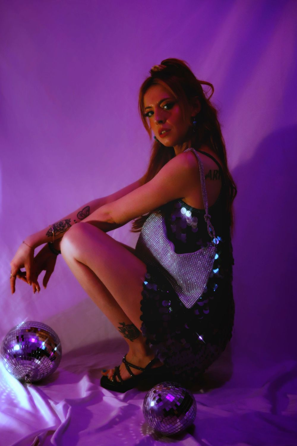 Séance photo par Chaemi Studio, photographe à Montpellier pour Amélie. Shooting portrait en intérieur et studio, ambiance vintage années 80.