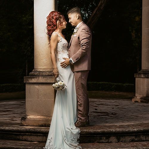 Photographe mariage Toulouse couple de mariés lors d’une cérémonie laïque en extérieur, entourés de vignes, capturés dans une lumière douce
