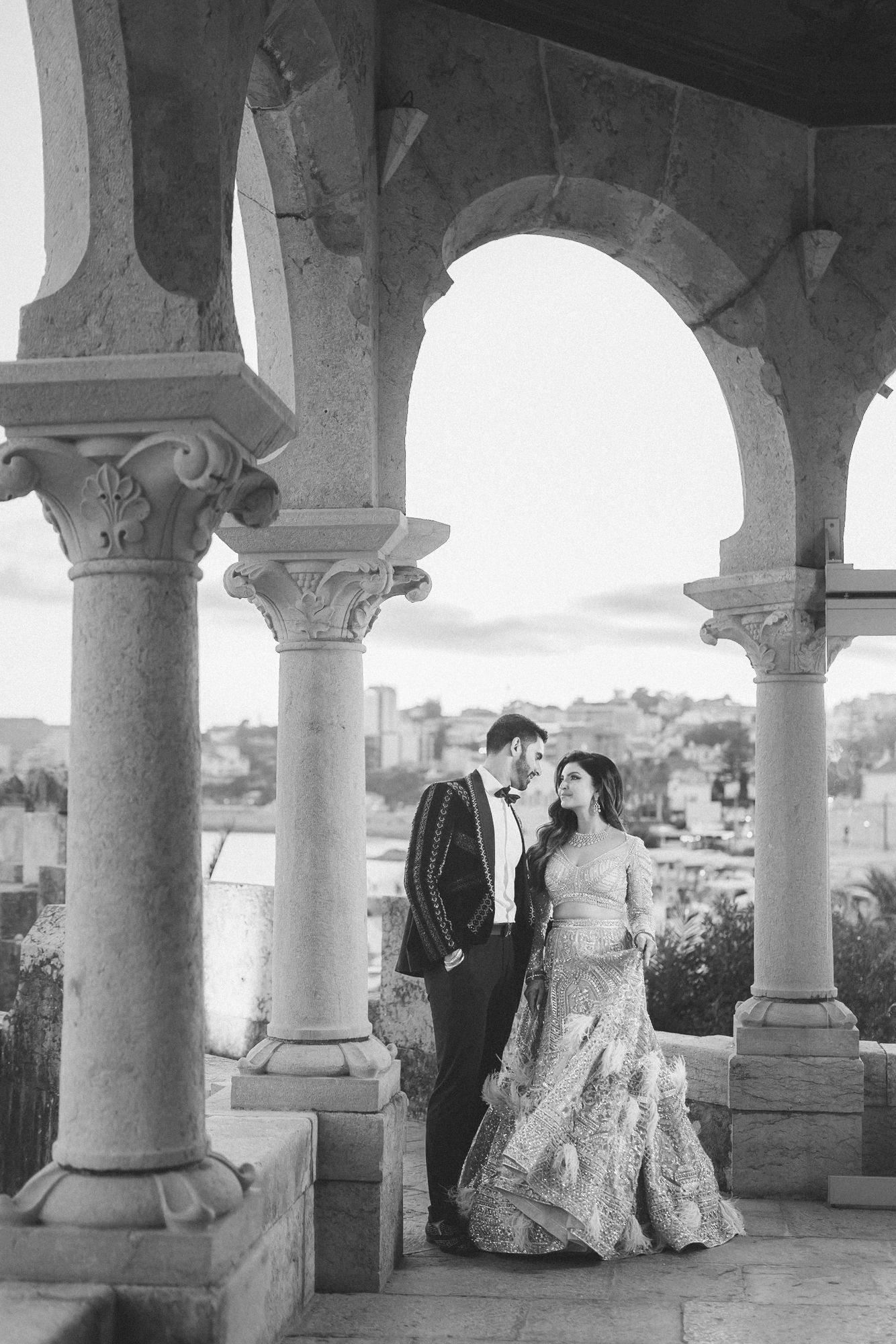 A magical Indian wedding reception at Forte da Cruz, overlooking the Atlantic Ocean. by a Lisbon Wedding Photographer