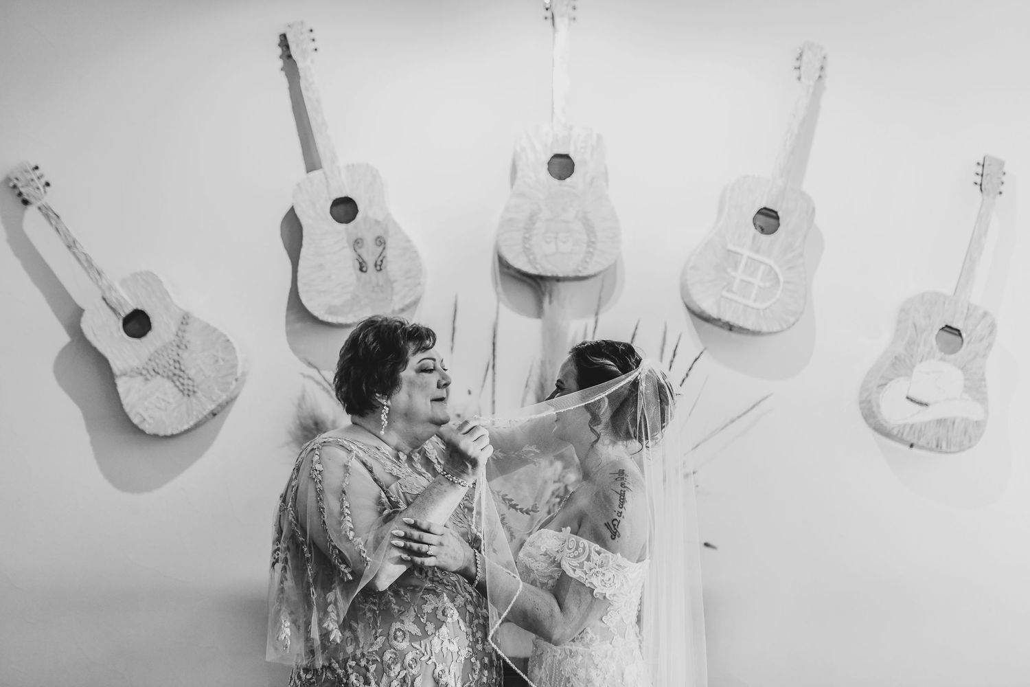 Mother of the bride puts the veil on the bride at the hotel drover