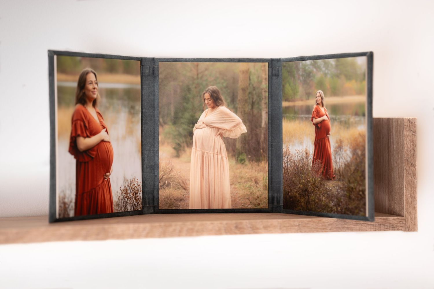 Produktbilde av nydelig foldebok med tre bilder av gravid 15x20cm, et produkt som er perfekt til blant annet konfirmanter og gravide.