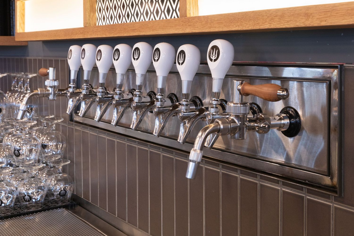 Wayfinder Highlands interior photo of bar