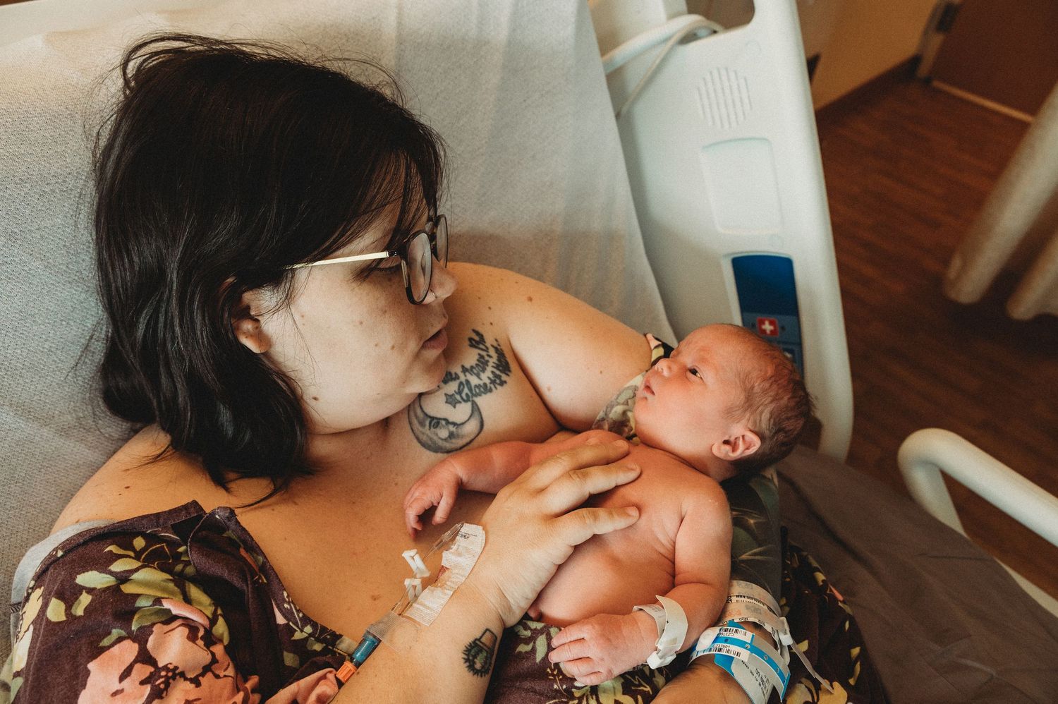 Mom with newborn, York PA Newborn Photographer, Birth Photography, Nicole Openshaw Photography