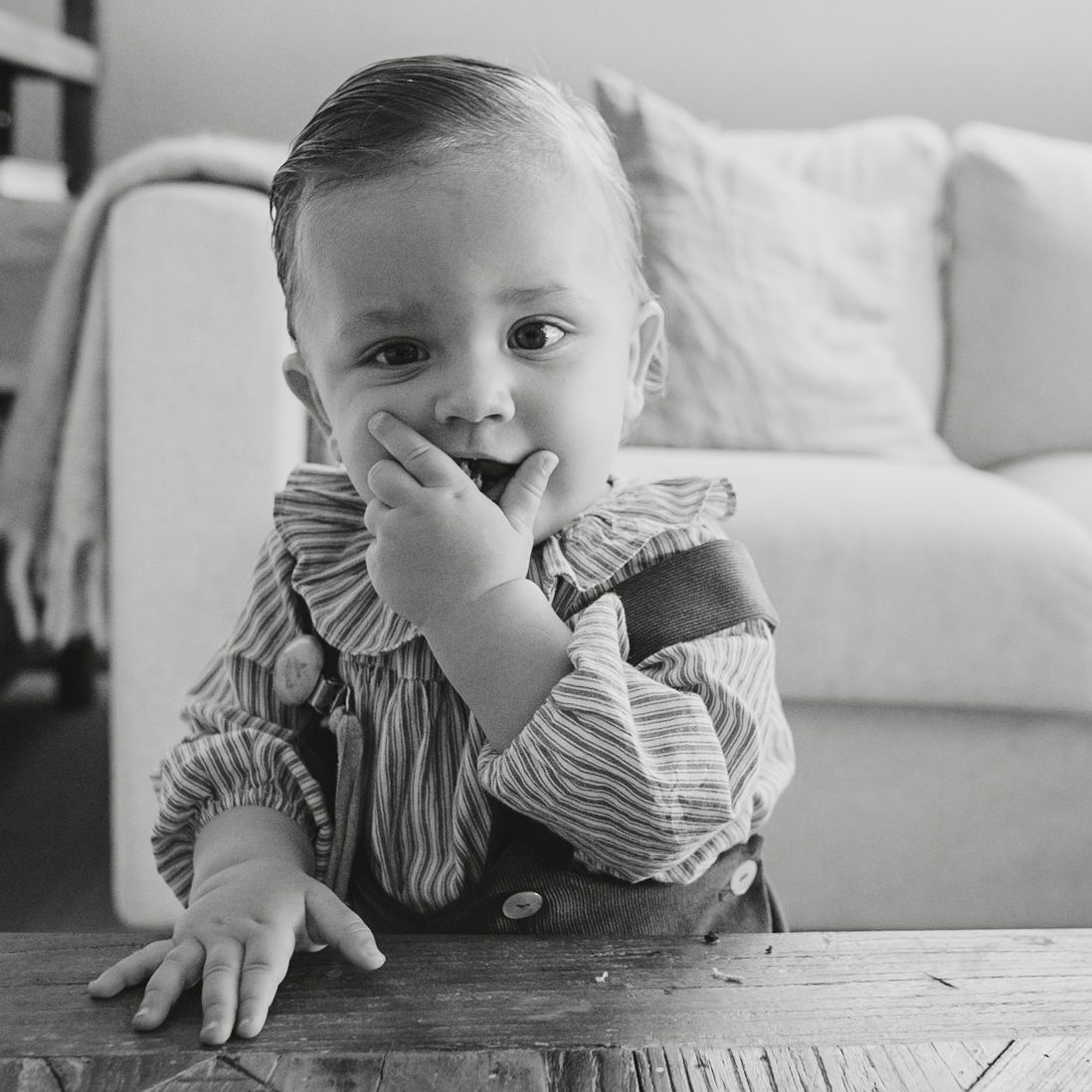 sesión de fotos con bebés y niños pequeños en casa en color blanco y negro