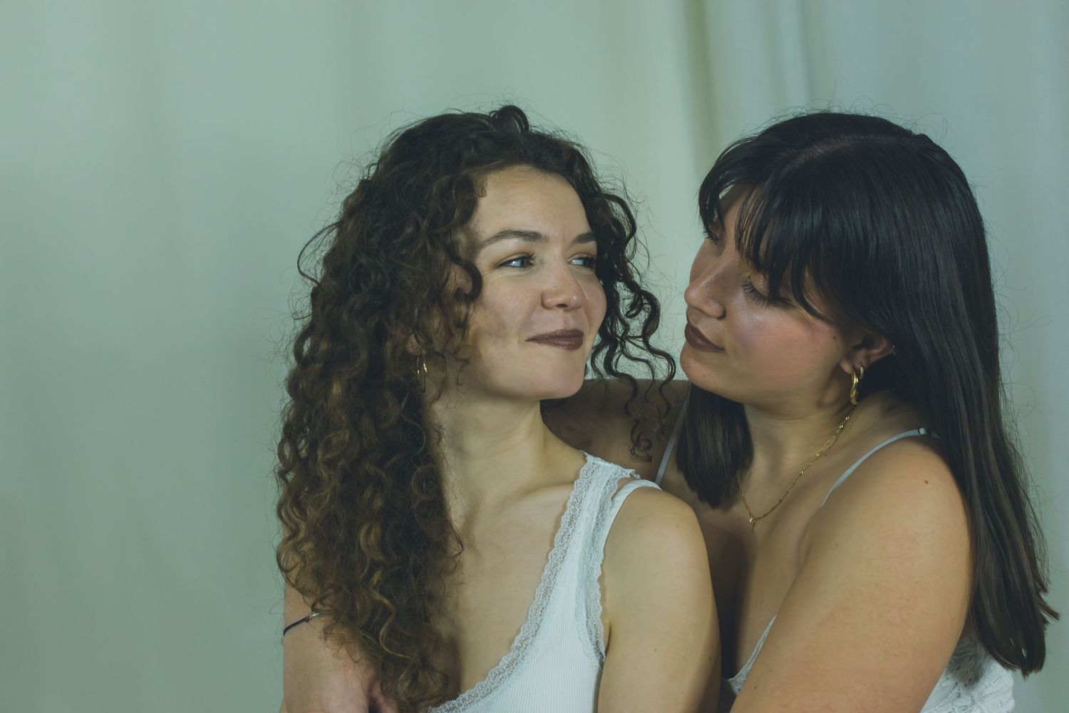 Photographie d'une deux amies qui se regarde avec complicité