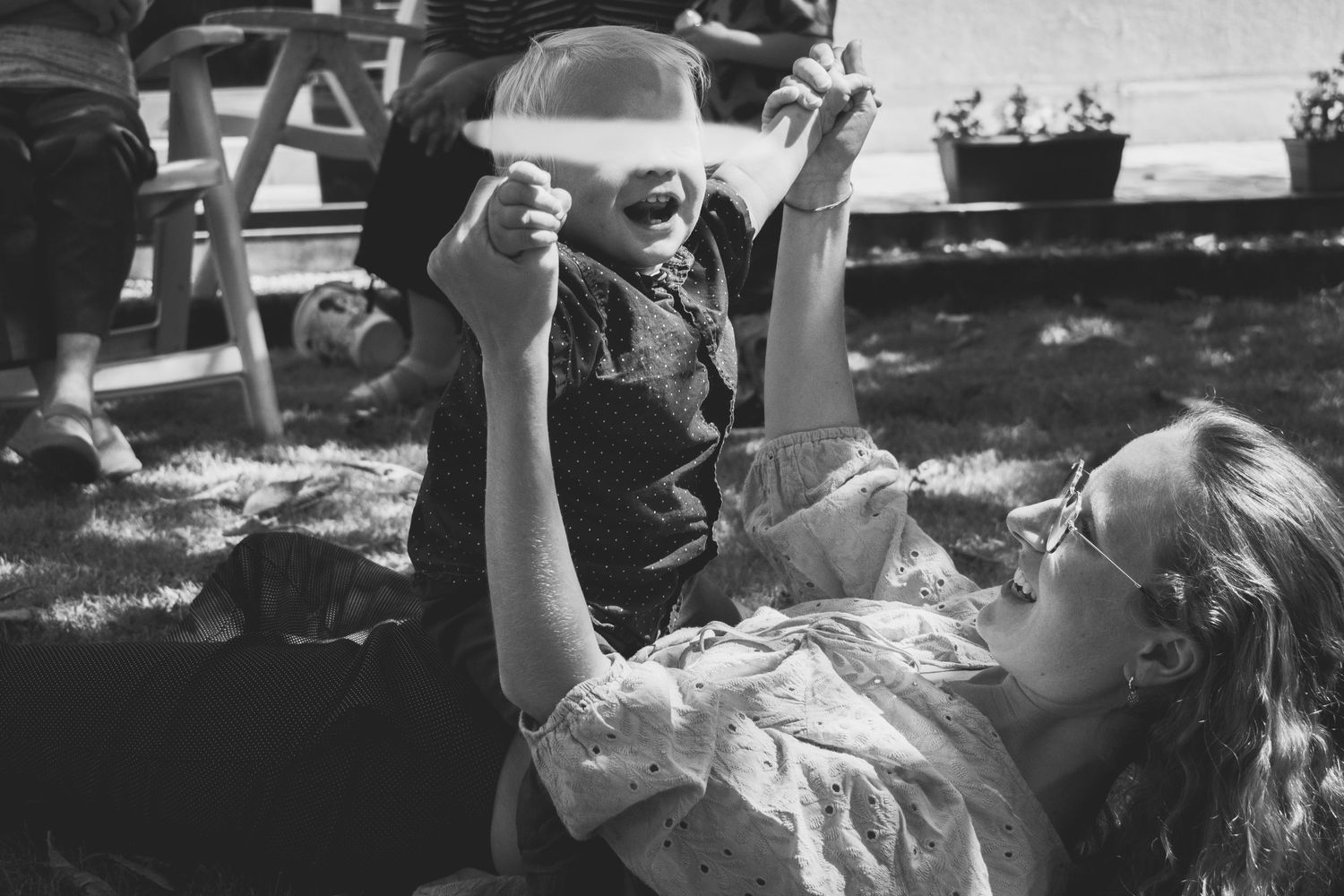 Un fils sur le ventre de sa mère qui rit au éclats. Photo prise par Clélia Voisin Basé à Châteaugiron