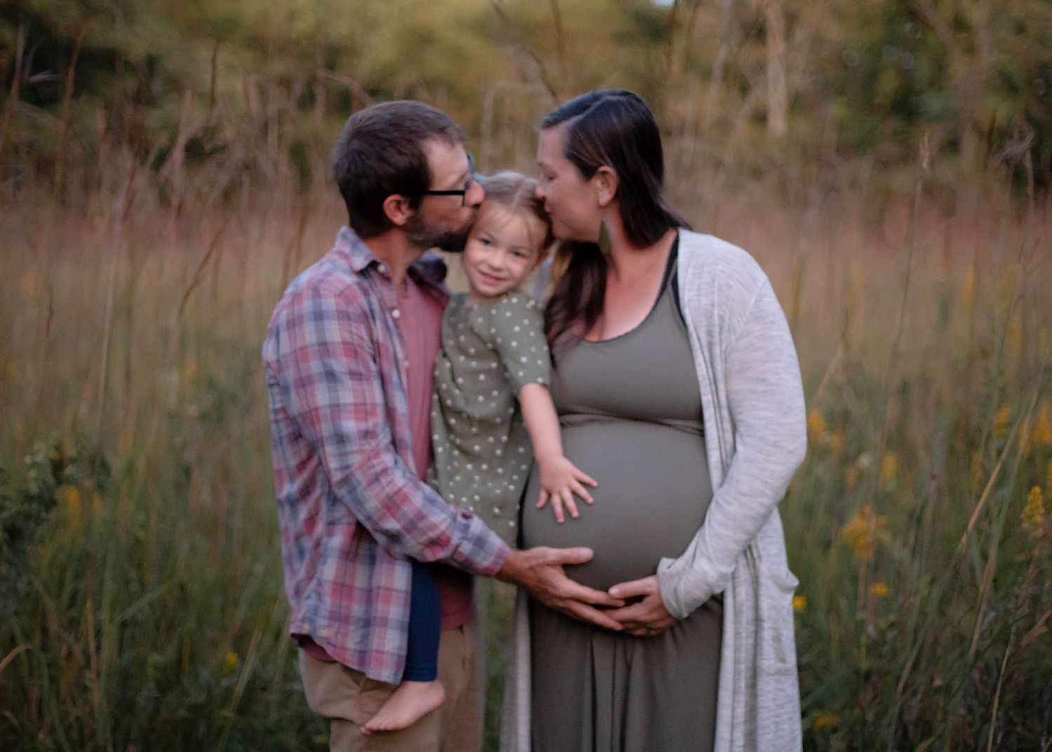 Professional photographer janesville Wisconsin family maternity love natural light