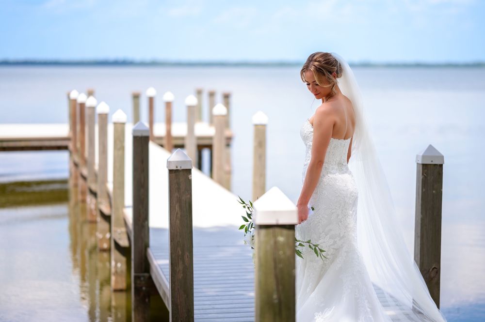 Bella Cosa wedding photographer captures bridal portrait on grand staircase
