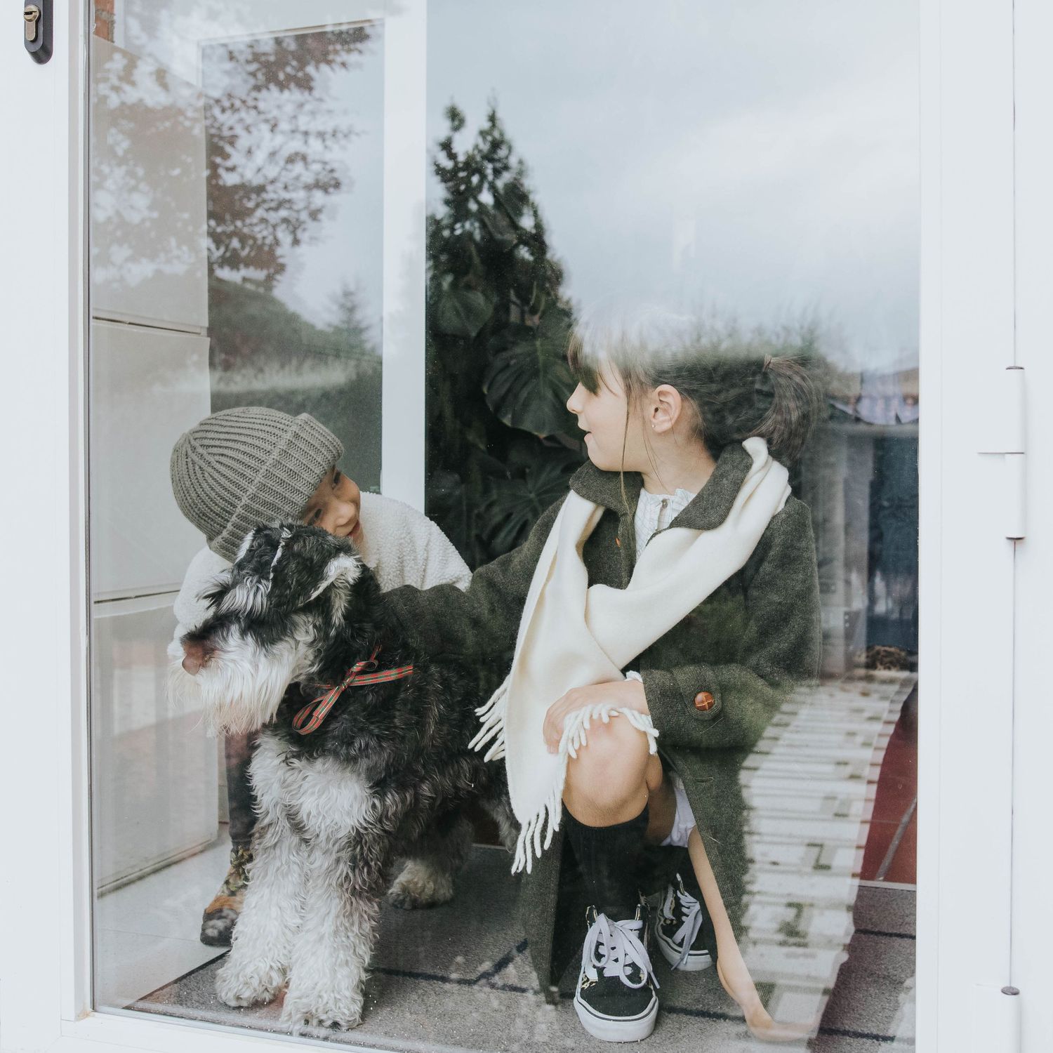 fotografía familiar de 2 niños con su perro