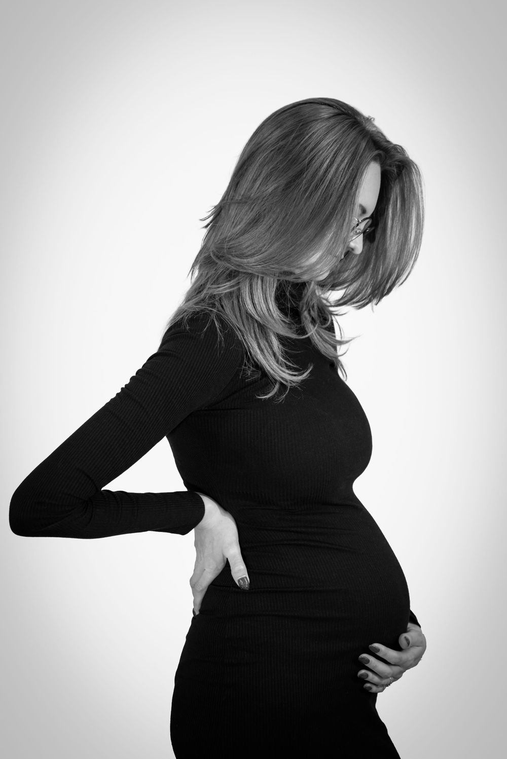 Svartvit gravidfotografering i studio