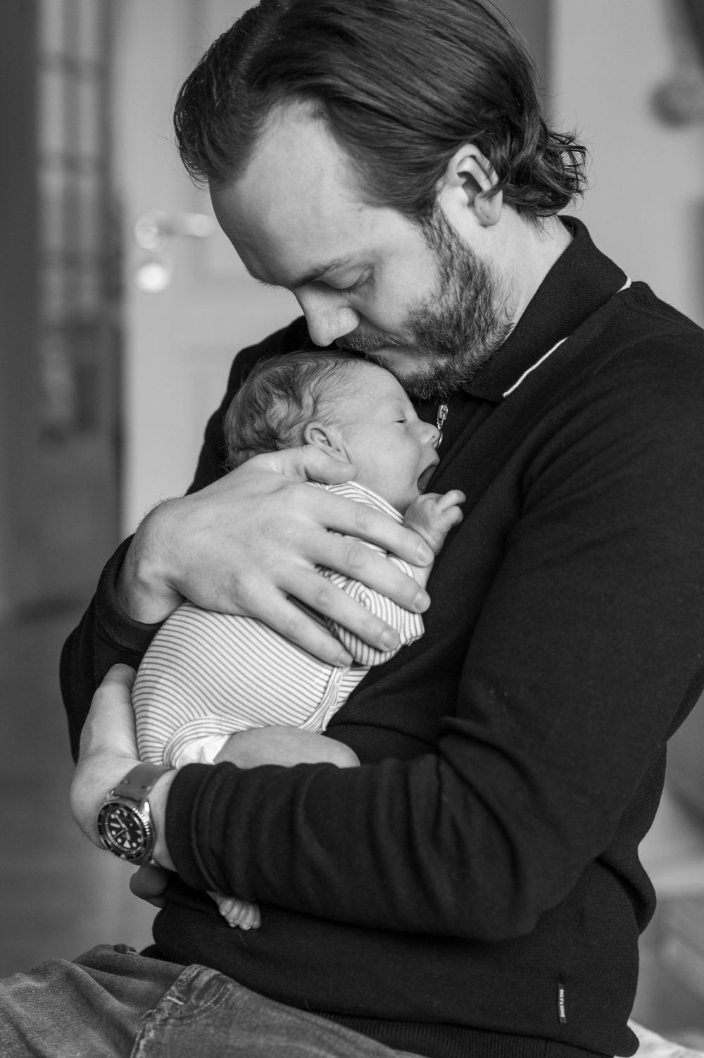 Porträttfotografering av far och son i svartvitt