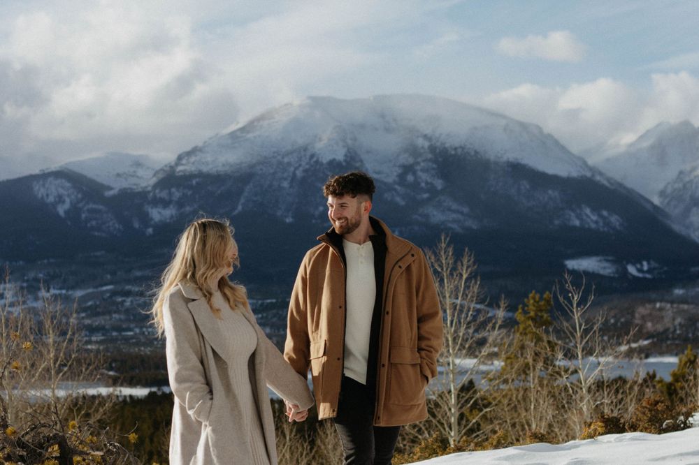 Engagement session in Breckenridge, Colorado. Mountains background engagement session, Colorado. Engagement session winter in Colorado.