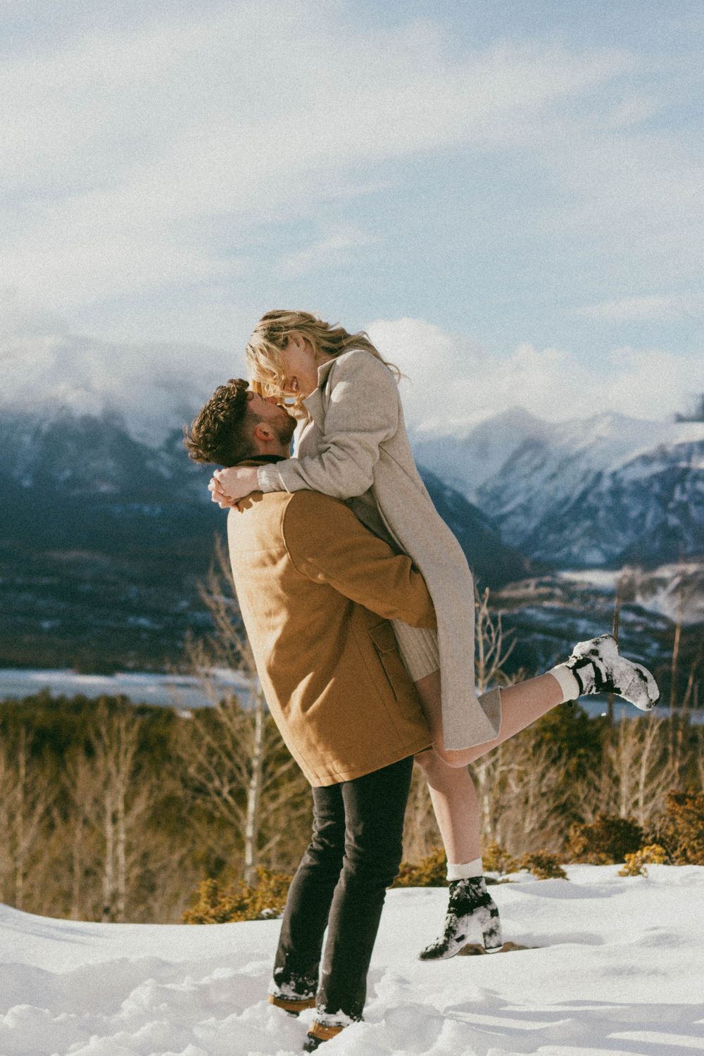 Engagement session in Breckenridge, Colorado. Mountains background engagement session, Colorado. Photoshoot Winter in Colorado.