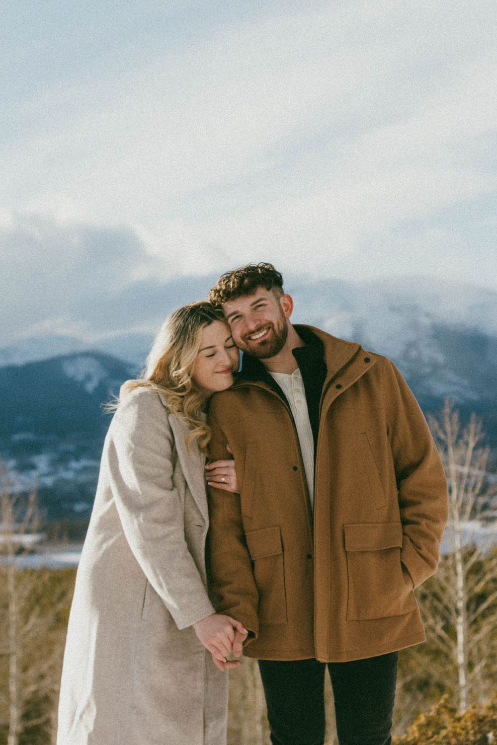 Engagement session in Breckenridge, Colorado. Mountains background engagement session, Colorado. Engagement session winter in Colorado.