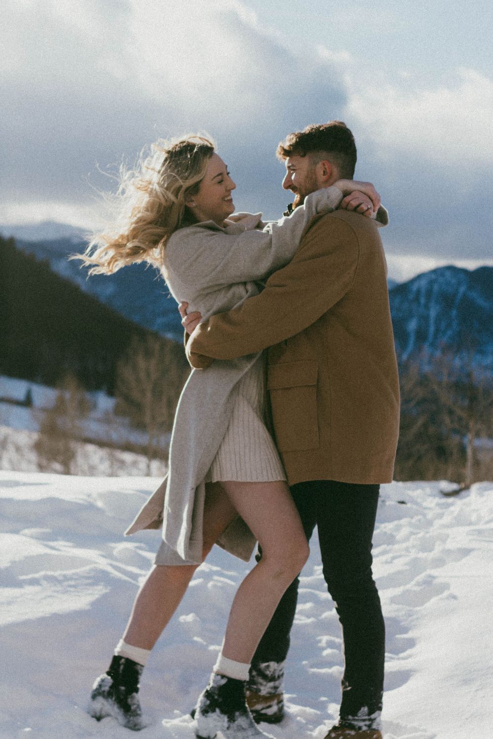 Engagement session in Breckenridge, Colorado. Mountains background engagement session, Colorado. Photoshoot Winter in Colorado.