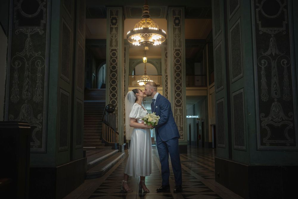 Hochzeitsfotograf Standesamt Berlin Spandau - Brautpaar Bilder am Flur Cinematic look