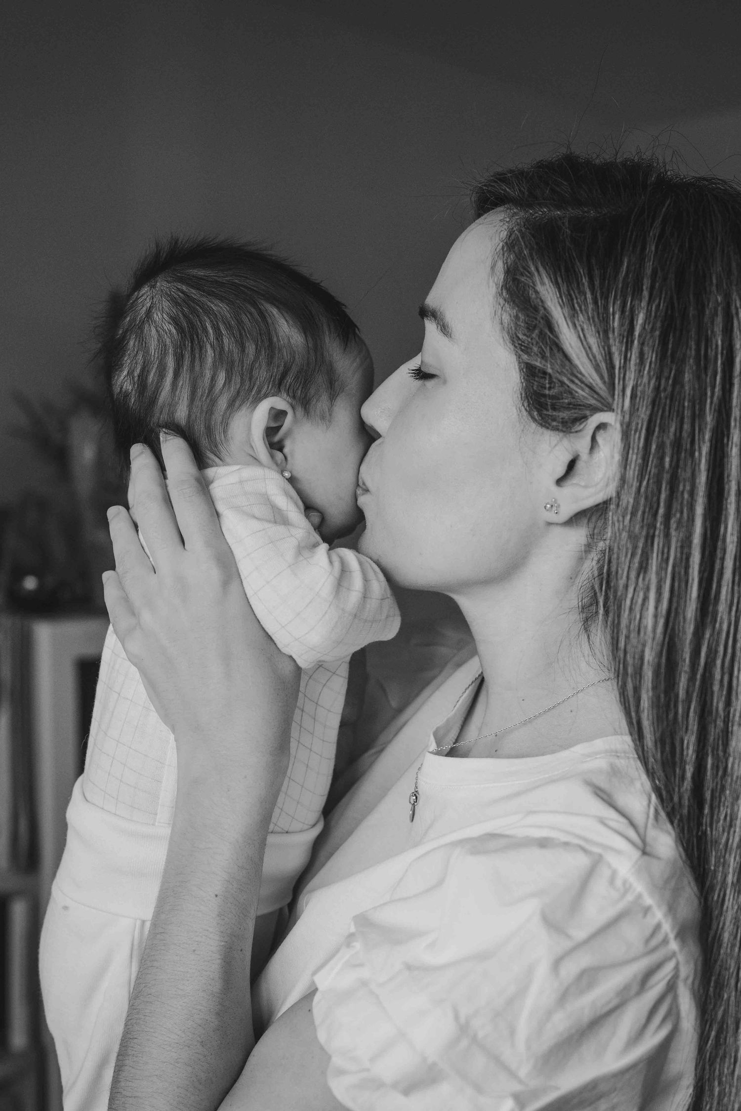 sesion de fotos de madre con su bebé en blanco y negro