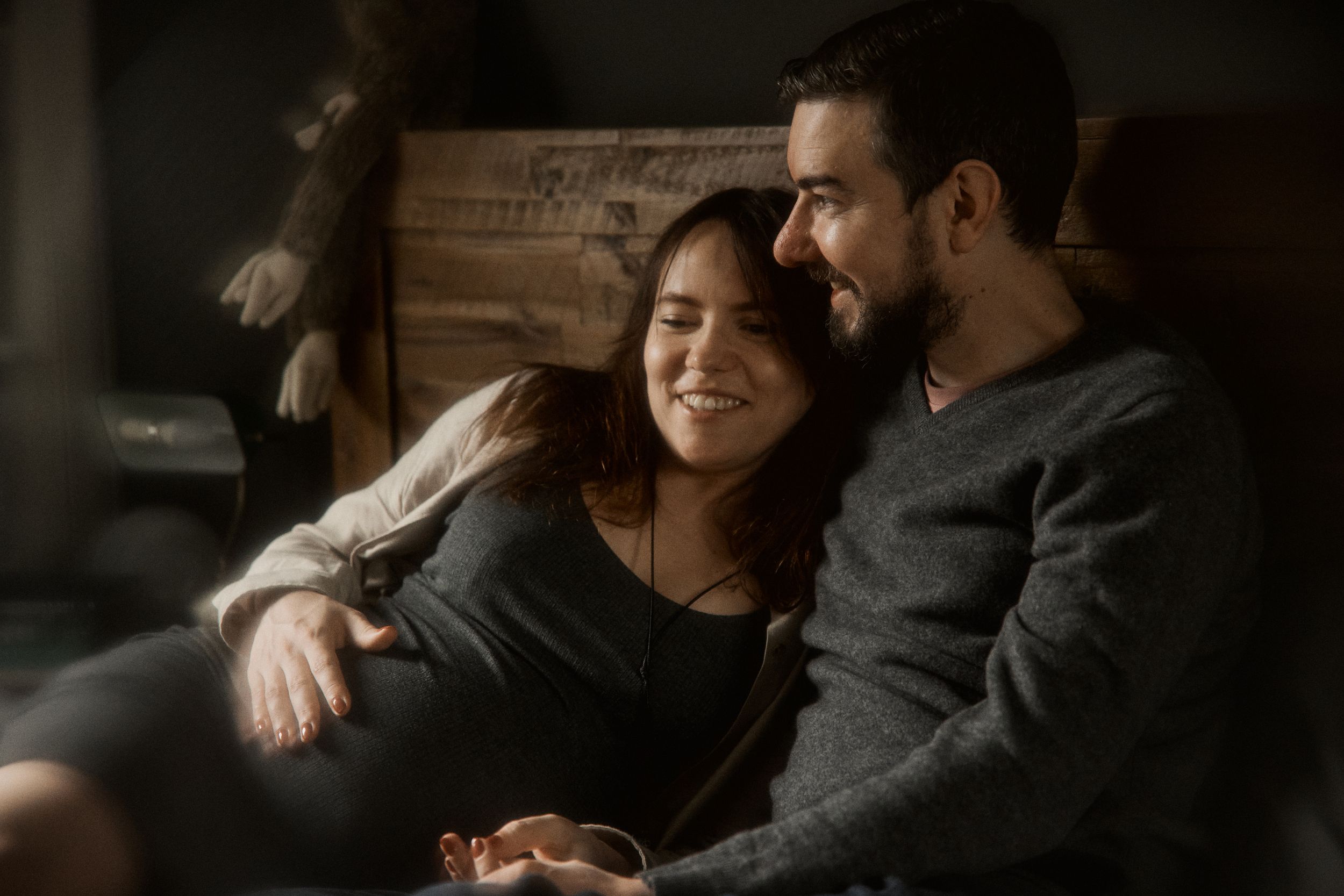 pregnant couple on the bed home photoshoot