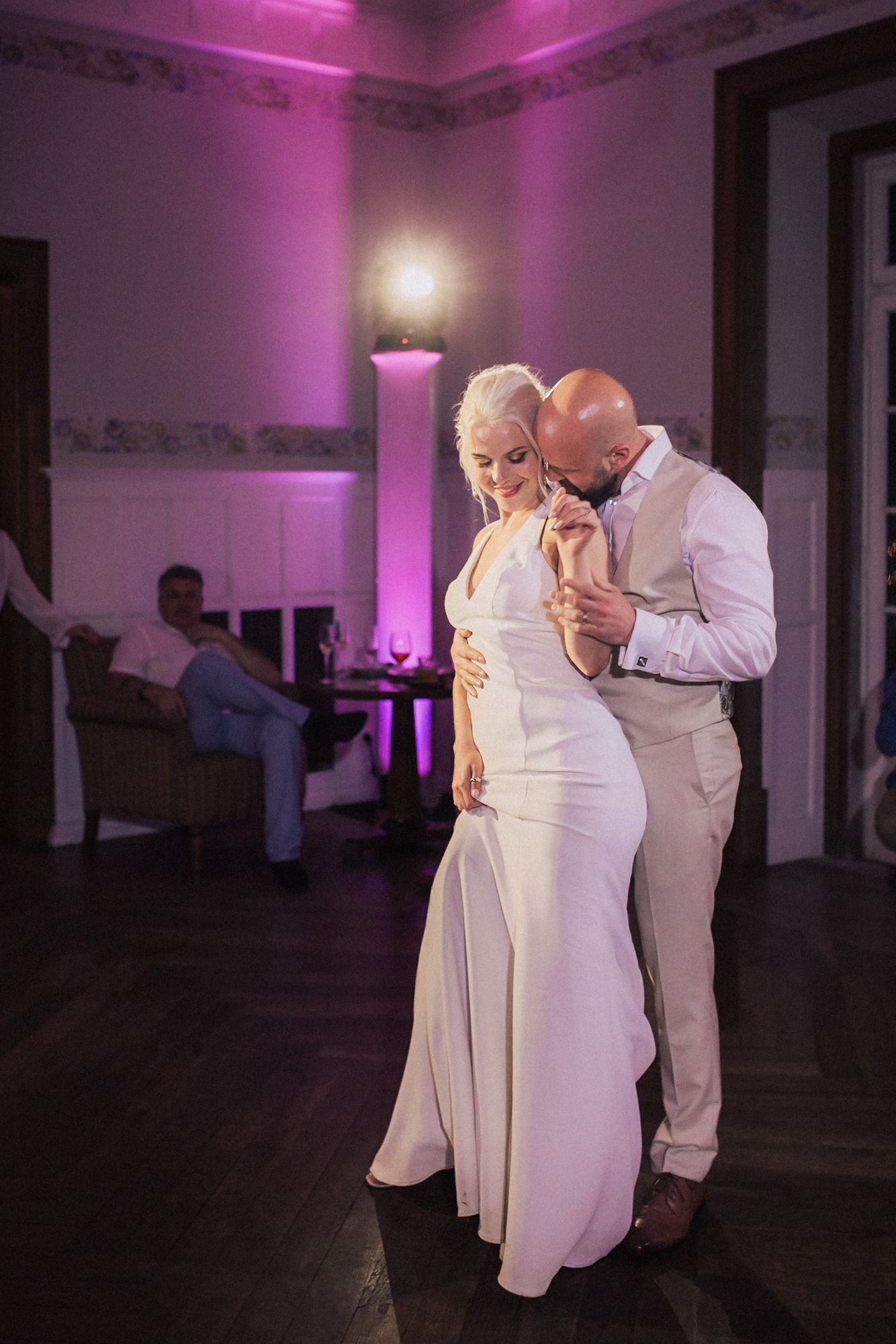 Bride & groom first dance at Casa dos Penedos, Sintra. A happy moment captured by a Portugal wedding photographer.