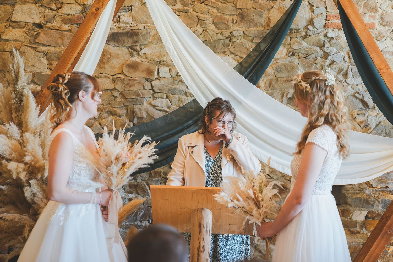 Cérémonie laïque d'un mariage queer avec comme temoin la maman