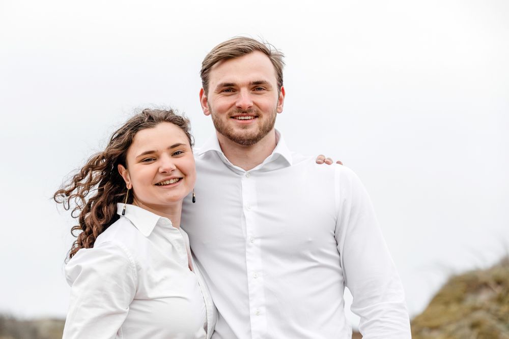 broer en zus samen op de foto als verrassing voor 50e verjaardag moeder