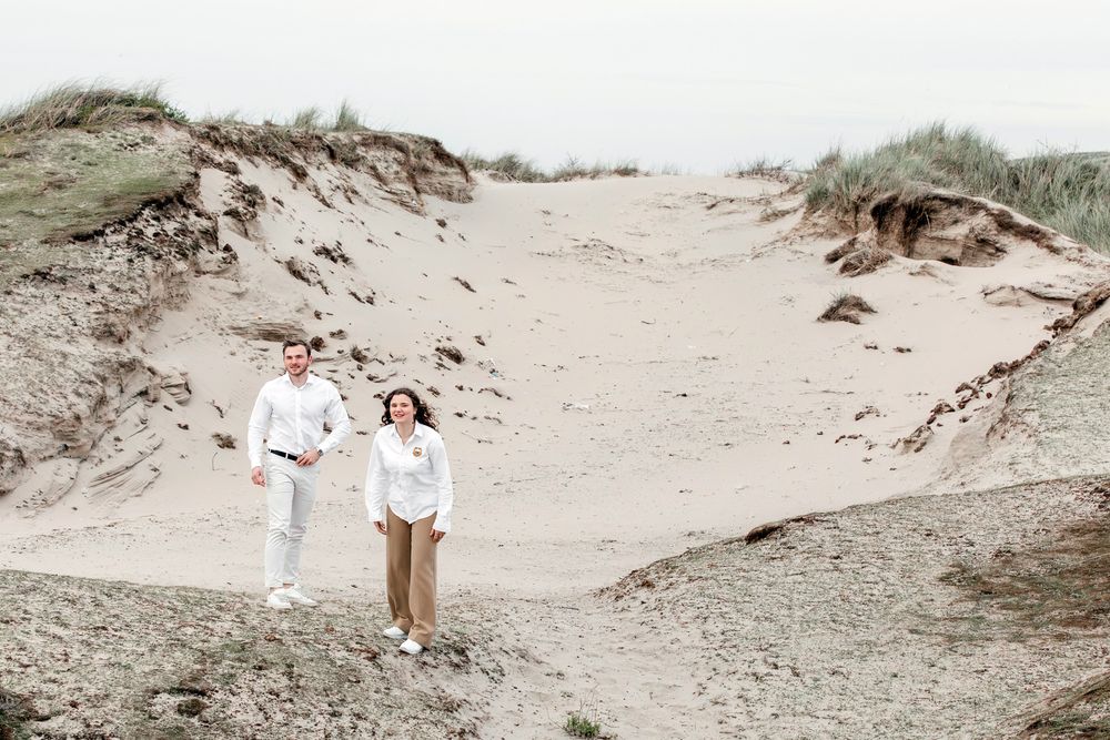 pubers gefotografeerd in de duinen