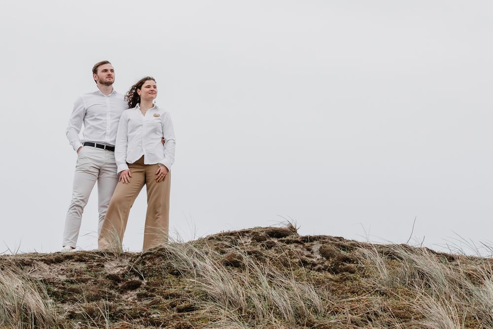 broer en zus staand bovenop de duinen in wijk aan zee