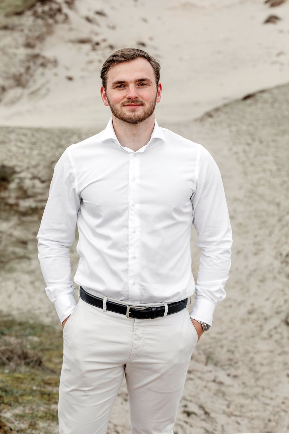 portret jongen in de duinen