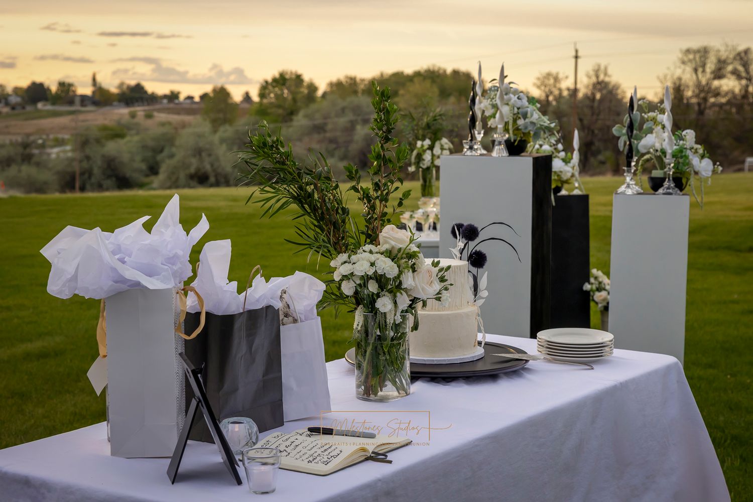 Gift table in black and white
