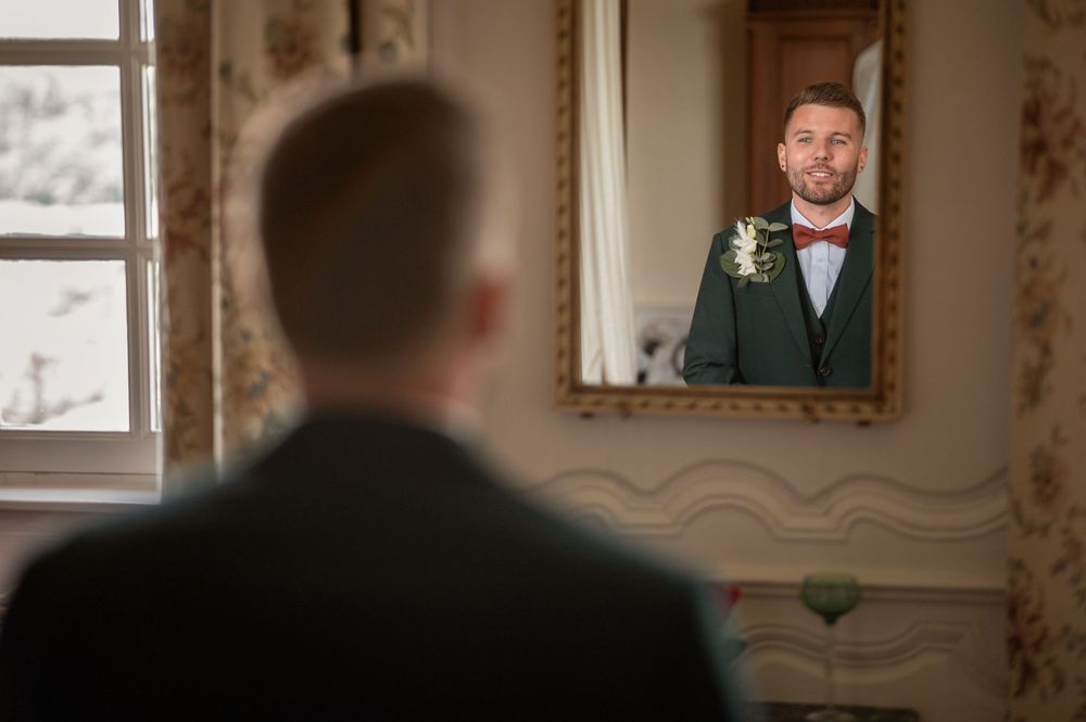 Regard concentré de Baptiste devant le miroir pendant qu’il se prépare.
