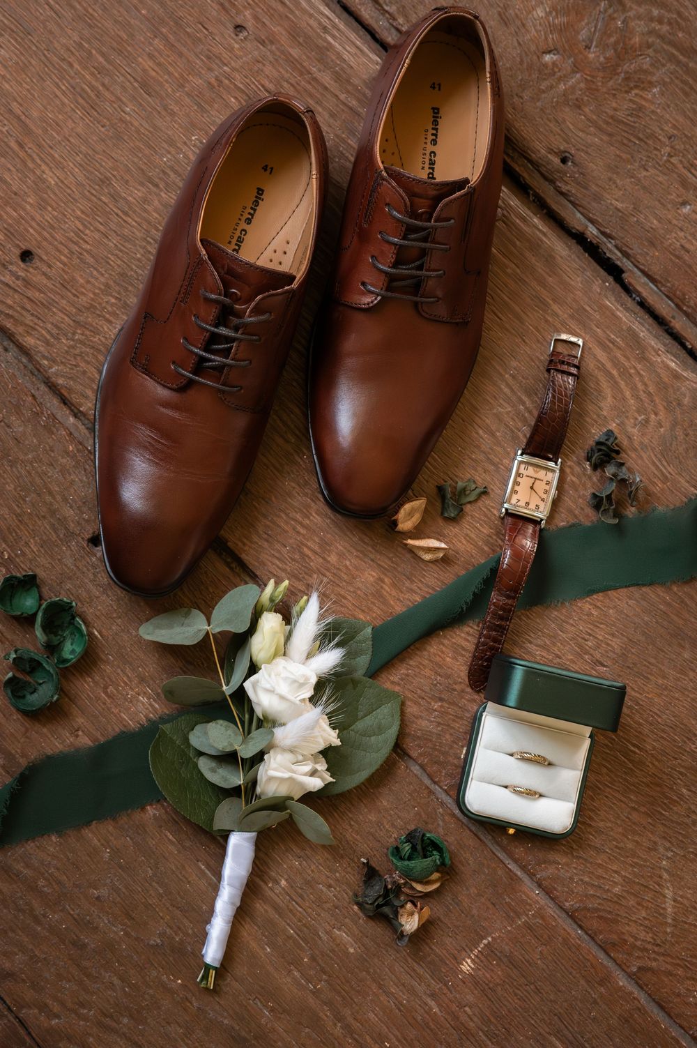 Détails du costume du marié : boutons de Aliances, montre, chaussures.