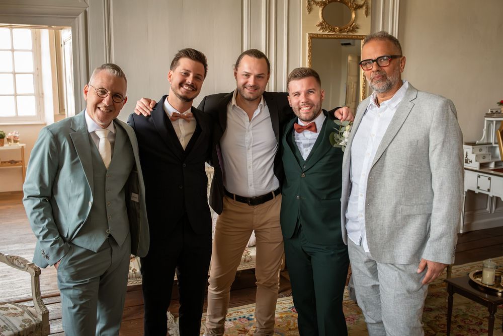 Photo de groupe spontanée des garçons d’honneur dans une ambiance détendue.