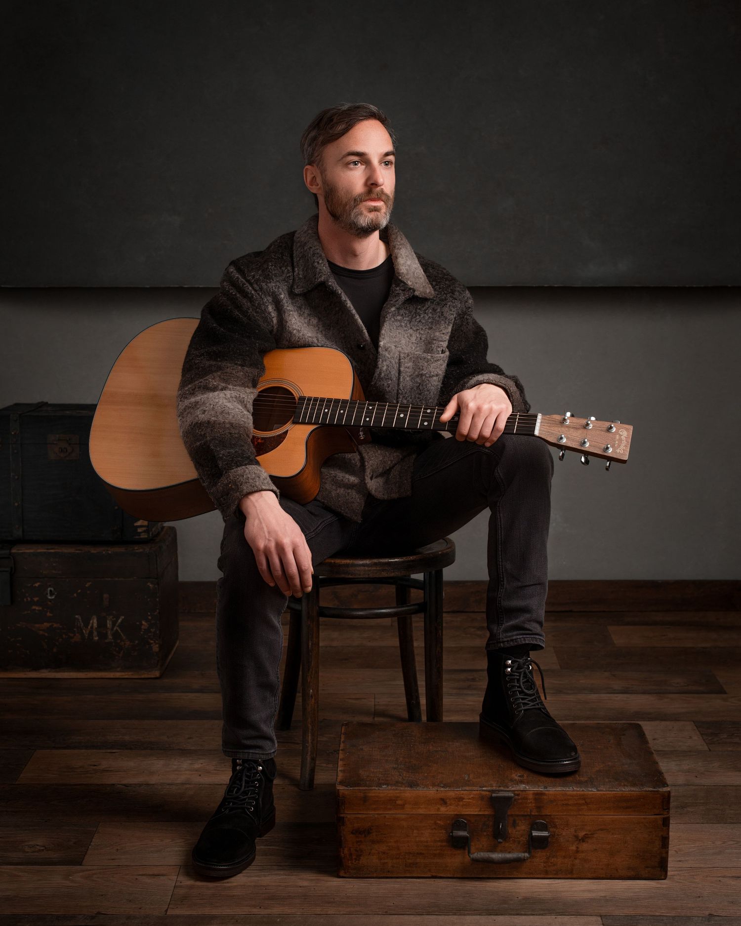 Singer-songwriter tijdens fotoshoot, artistieke fotografie voor muzikanten, creatieve ondernemers en kunstliefhebbers.