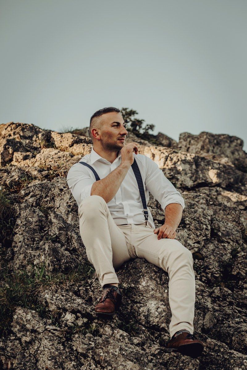 Sesja ślubna Nosal - portret pana młodego w górach na skale