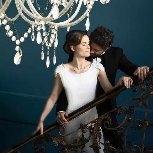 Photographe mariage Gaillac – couple élégant sous lustre en cristal, ambiance éditoriale chic et lumière douce – Laetitia KLOPOCKI