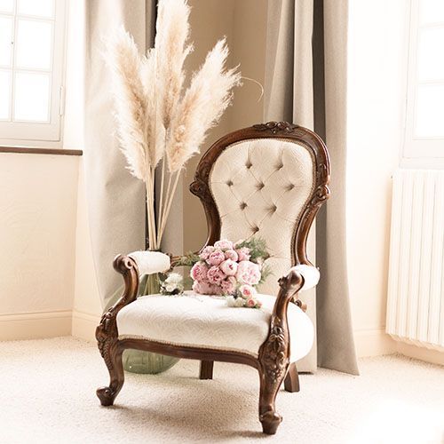 Photographe mariage Gaillac – bouquet de mariée posé sur fauteuil ancien, lumière naturelle et décoration fine art – Laetitia KLOPOCKI