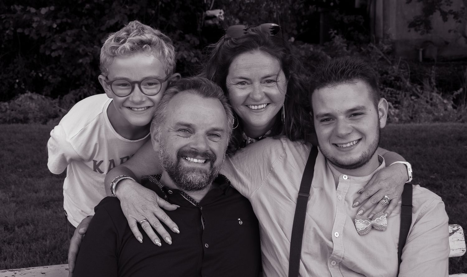 Famille en groupe deux enfants et deux adultes lors d'un PACS. Photo prise par Clélia Voisin